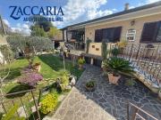 Villa bifamiliare in vendita a Roma via Valeria...