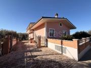 Villa bifamiliare in vendita a Sant'Omero via Case Alte