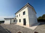 Villa bifamiliare in vendita a Verona strada Bresciana,...