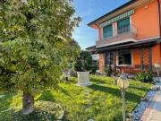 Villa bifamiliare in vendita ad Abano Terme via Monte...