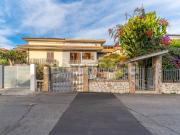 Villa bifamiliare in vendita ad Aci Catena via...