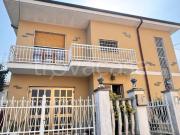Villa bifamiliare in vendita ad Asti via degli Spalti,...
