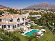 Villa / Chalet de 946 m2 en venta en Nueva Andalucia, España