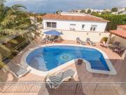 Villa completamente renovada con 3 apartamentos, piscina...