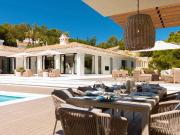 Villa completamente renovada en Las Brisas con...