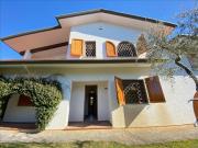 Villa con giardino a Forte dei Marmi