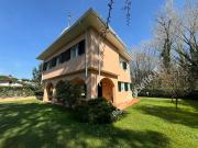 Villa con giardino a Massa