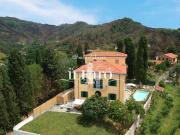 Villa con giardino a Massarosa