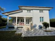 Villa con giardino a Pietrasanta