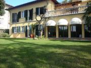 Villa con giardino a Pietrasanta