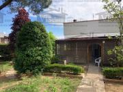 Villa con giardino angolare