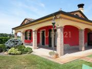 Villa con giardino in via api 60, Bergantino