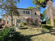 Villa con giardino in via chiaravallese, Osimo