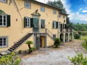 Villa con giardino in via dei gambarini, Lucca