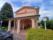 Villa con giardino in via di mezzo ii, Lucca
