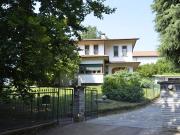 Villa con giardino in via lodorina 11, Erba
