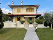 Villa con giardino in viale versilia 180, Forte dei Marmi
