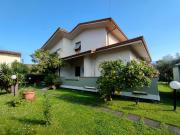 Villa con giardino, Massa ronchi