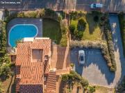 Villa con gran parcela, piscina y vistas al mar