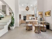 Villa con impresionantes vistas al mar y a la montaña....