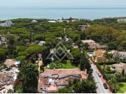 Villa con Jardín Privado de 3.000 m² en el Corazón de...