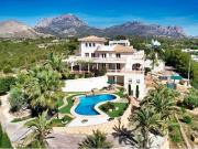 Villa con magníficas vistas al mar y montaña situada en...