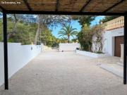 Villa con piscina en Moraira, a solo 1,1 km de la playa....