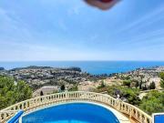 Villa con piscina privada, vistas al mar y garaje doble...