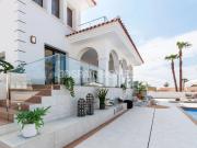 Villa con piscina y solárium en Ciudad Quesada