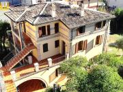VILLA CON TRE APPARTAMENTI in vendita a Teramo, Centro...