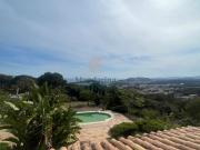 Villa con vista a mar y jardín plano