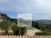Villa con vista a mar y jardín plano