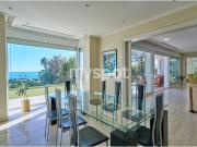 Villa con vista panorámica y suelo edificable en Sitges,...