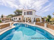 Villa con vistas al mar y doble parcela con gran...