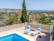 Villa con vistas al mar y potencial de renovación en...