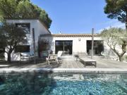 Villa contemporaine avec piscine et jardin arboré