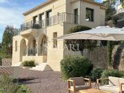 Villa contemporaine avec piscine et vue panoramique sur...