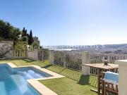 Villa contemporaine avec piscine et vue panoramique sur...