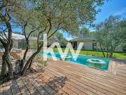 Villa contemporaine de plain pied avec couloir de nage