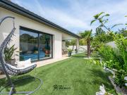Villa contemporaine de plain pied avec piscine et jardin...