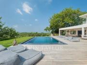 Villa contemporaine moderne dans un domaine sécurisé