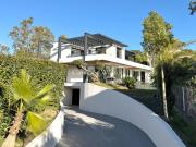 Villa contemporaine neuve dans domaine sécurisé