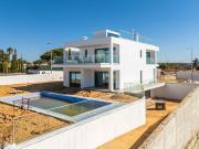 Villa contemporânea com piscina, jacuzzi e rooftop vista...