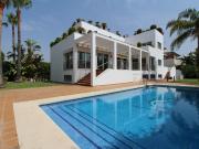 Villa contemporánea convenientemente ubicada a poca...