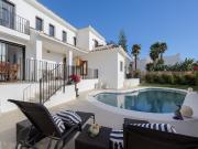 Villa contemporánea orientada al suroeste, elaborada con...
