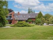 Villa d'architecte dans un parc boisé