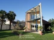 Villa d'architecte en forme de voile de bateau 250m²...
