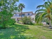 Villa d'architecte en position dominante avec...