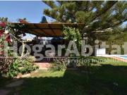 VILLA de 2 alturas con JARDÍN y PISCINA