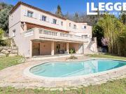 Villa de 300 m² sur terrain plat de 2 200 m². 5...